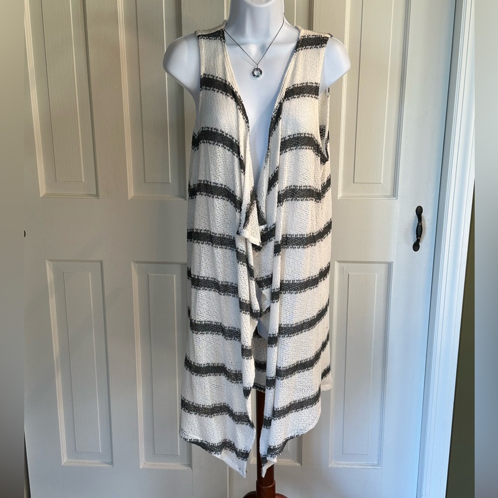 New York & Company horizontal striped open sleeveless cardigan